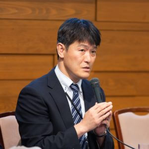 Photograph of Mr. Eiji Hinoshita.