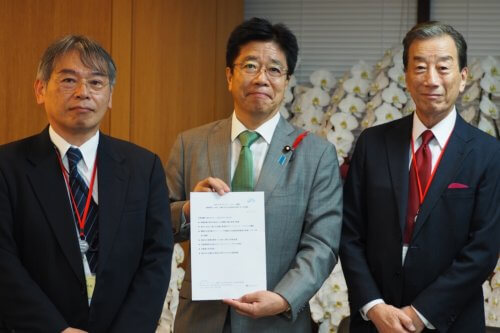 Photograph of Mr. Katsunobu Kato, Minister of Health, Labour and Welfare, Dr. Masaki Yoshida and Dr. Kiyoshi Kurokawa